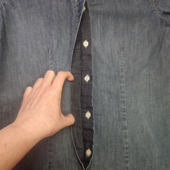 💙Chico's Classic Versatile Blue Button-Up Shirt Size 0 - Picture 4 of 9